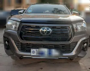 Photo - Toyota Hilux 2017 Gold