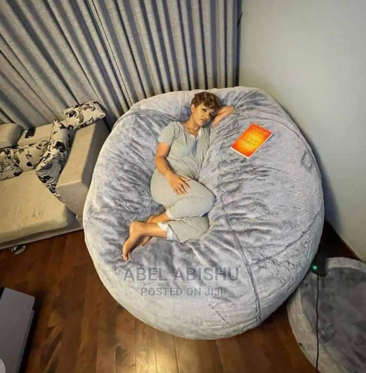 ምቹ መቀመጫ ከተጨማሪ ትራስ ጋር