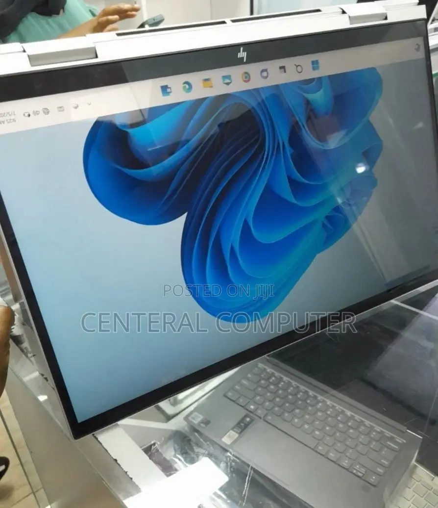 New Laptop HP Envy X360 13z 8GB Intel Core I5 SSD 256GB