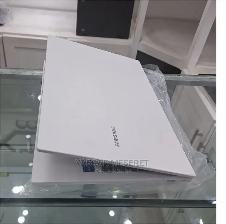 New Laptop Samsung 8GB Intel Core I5 SSD 256GB