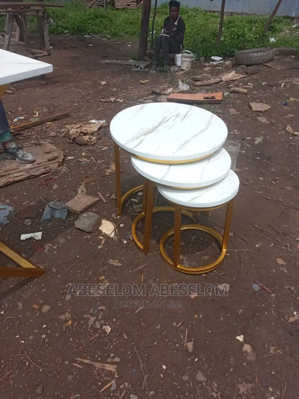 ባለ ሦስት ኮፊ ቴብል