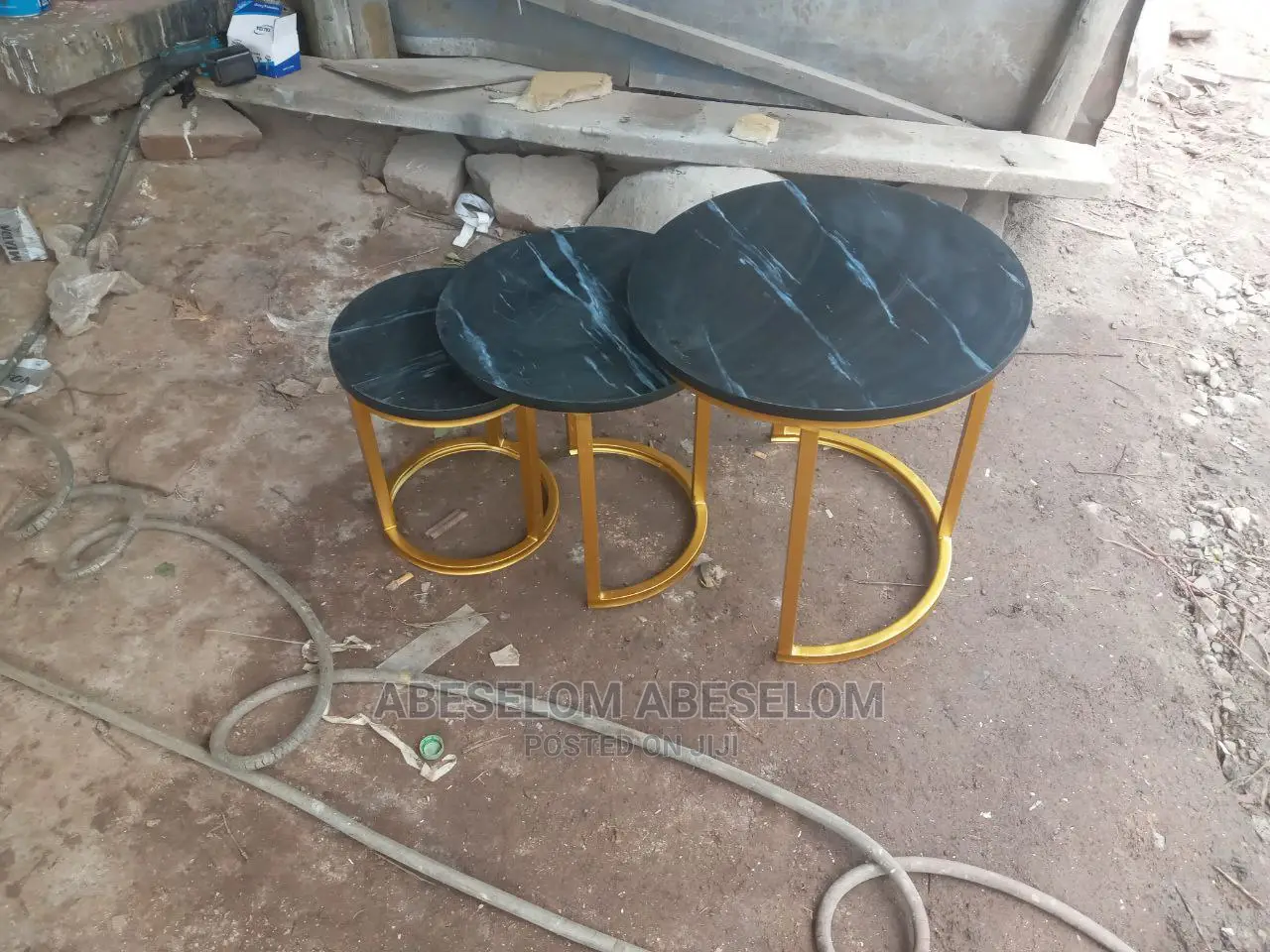 ባለ ሦስት ኮፊ ቴብል