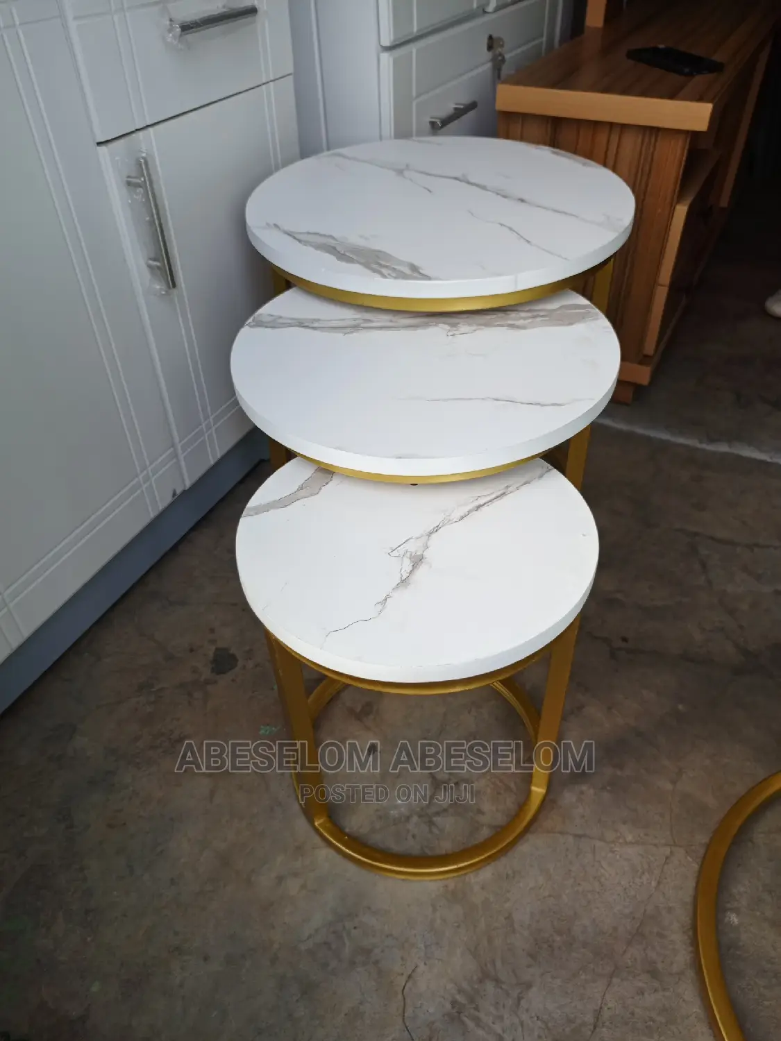 ባለ ሦስት ኮፊ ቴብል