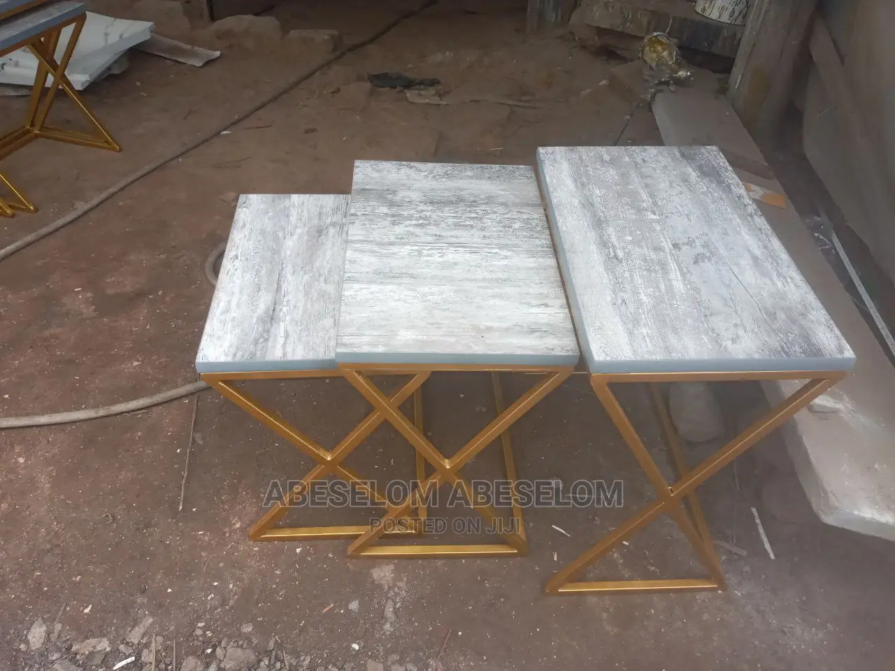 ባለ ሦስት ኮፊ ቴብል