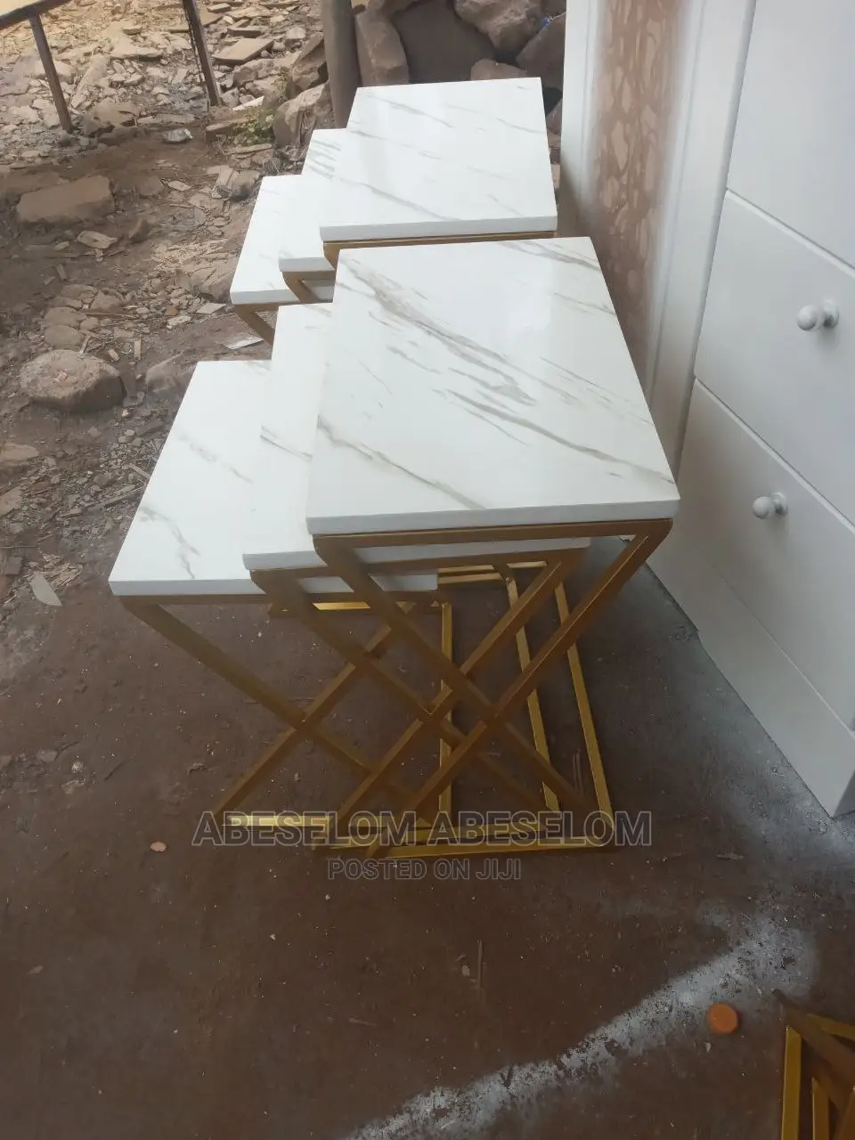 ባለ ሦስት ኮፊ ቴብል