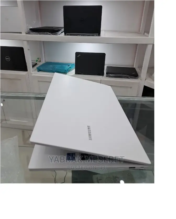 New Laptop Samsung 8GB Intel Core I5 SSD 256GB