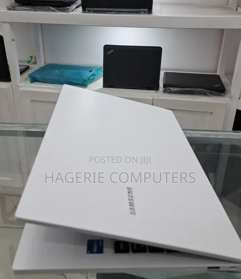 New Laptop Samsung 8GB SSD 256GB