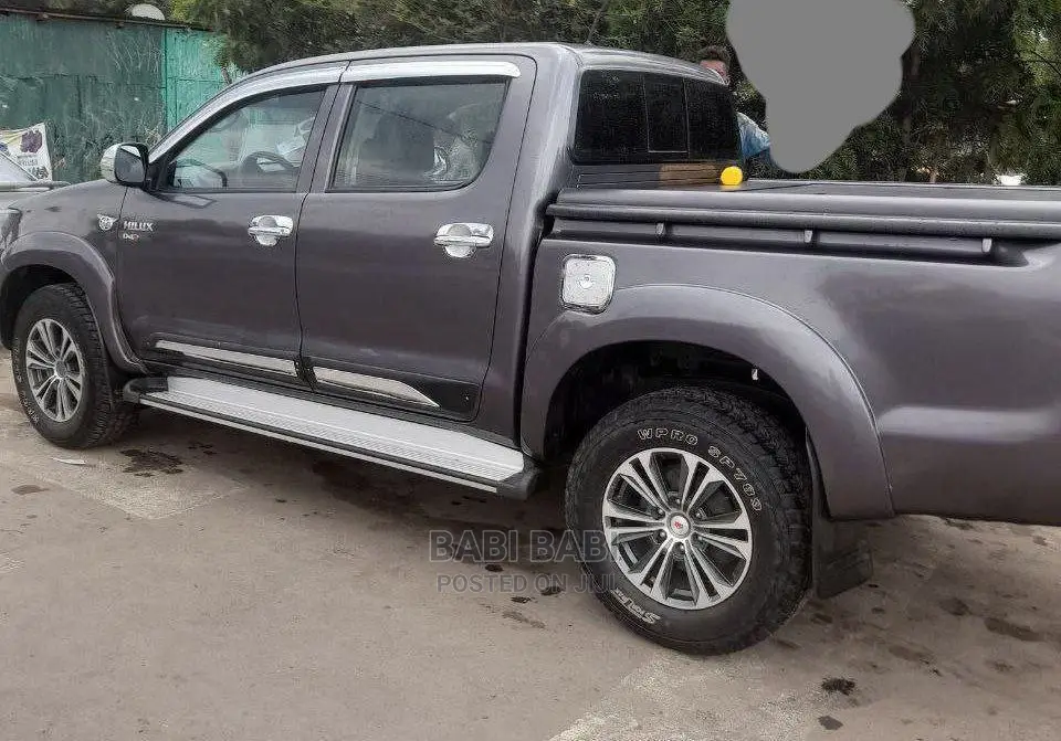 Toyota Hilux 2010 Gray