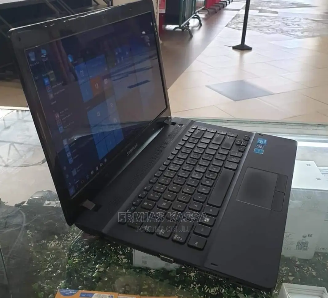 New Laptop Samsung R780 4GB Intel Celeron HDD 500GB