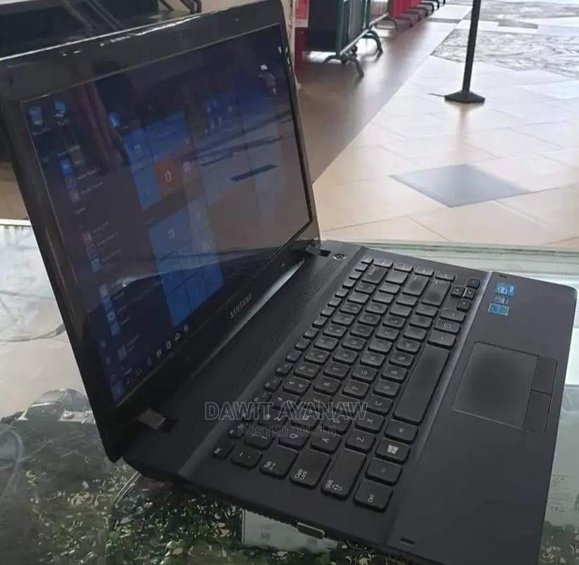 New Laptop Samsung NP300E4X 4GB Intel Celeron HDD 500GB