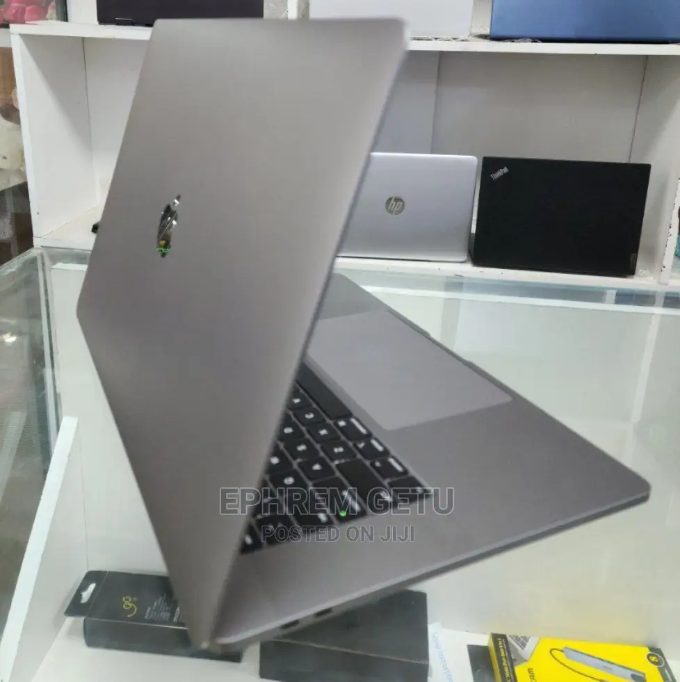 New Laptop Apple MacBook Pro 2017 16GB Intel Core I7 SSD 512GB