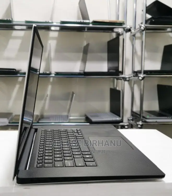 New Laptop Dell Precision 5520 16GB Intel Core i7 SSD 512GB