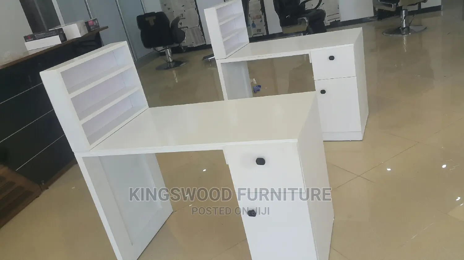 Nail Tabel የጥፍር ጠረጴዛ