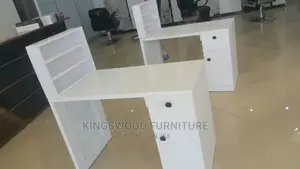 Photo - Nail Tabel የጥፍር ጠረጴዛ