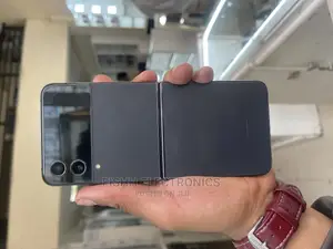 Photo - New Samsung Galaxy Z Flip4 256 GB Black