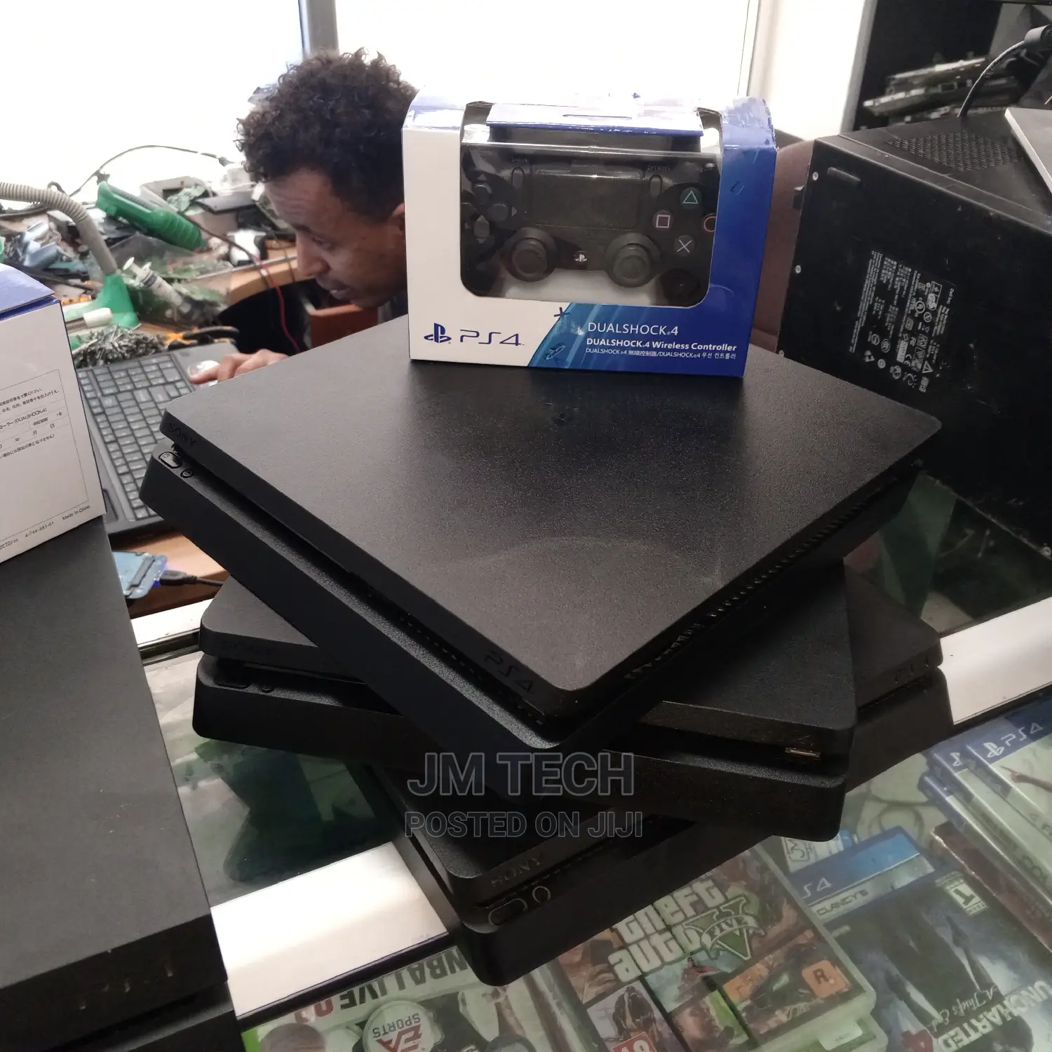 Ps4 Slim With 2 Controller