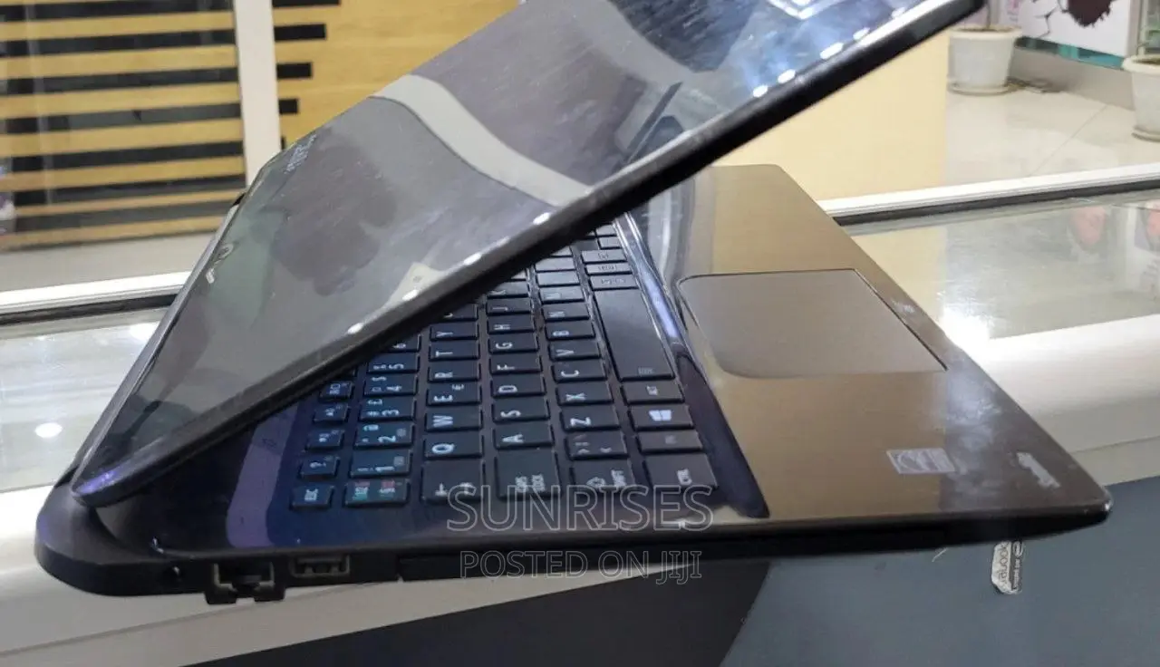 New Laptop Toshiba A30 8GB Intel Core I7 SSD 256GB