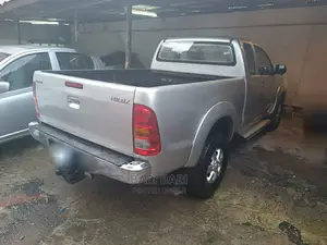 Photo - Toyota Hilux 2010 Gold