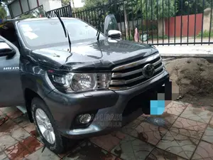 Photo - Toyota Hilux 2020 Gray