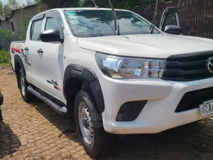 Photo - Toyota Hilux 2017 White