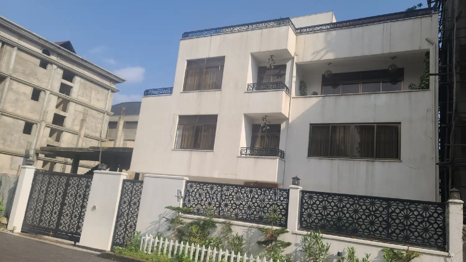 7bdrm Mansion in Cmc, Yeka for sale