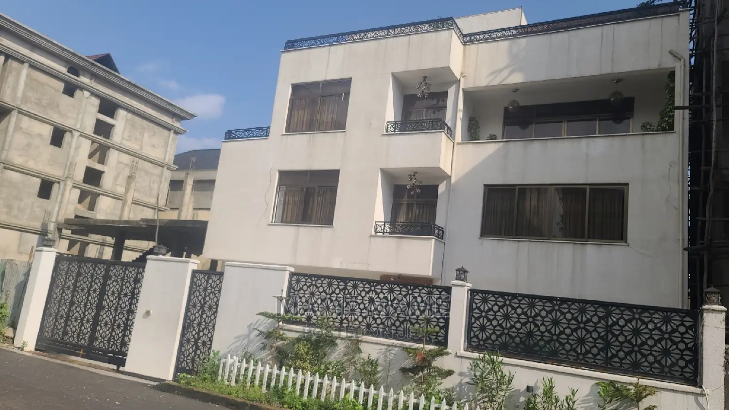 7bdrm Mansion in Cmc, Yeka for sale