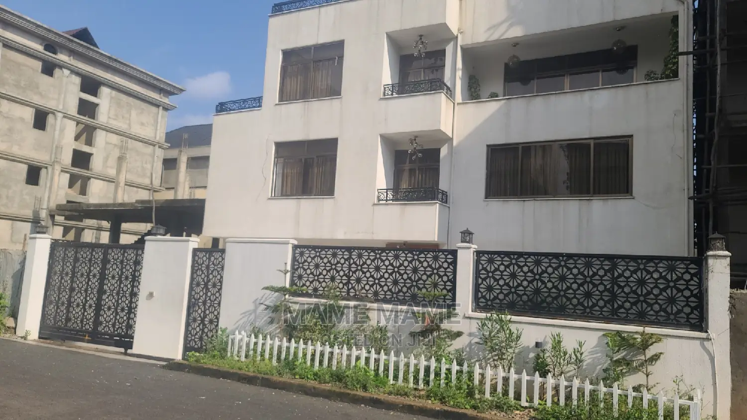 7bdrm Mansion in Cmc, Yeka for sale