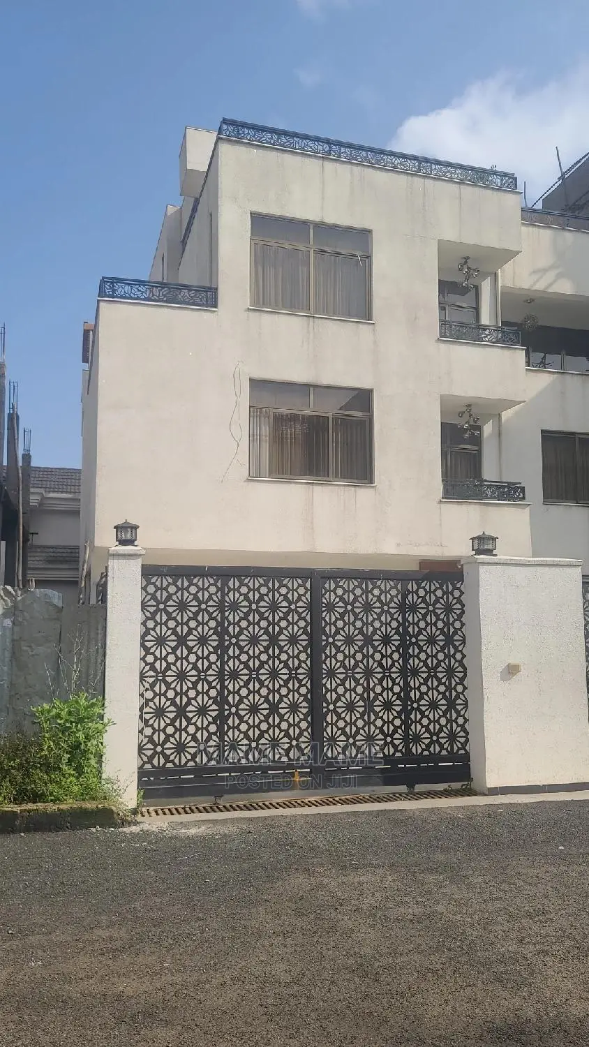 7bdrm Mansion in Cmc, Yeka for sale