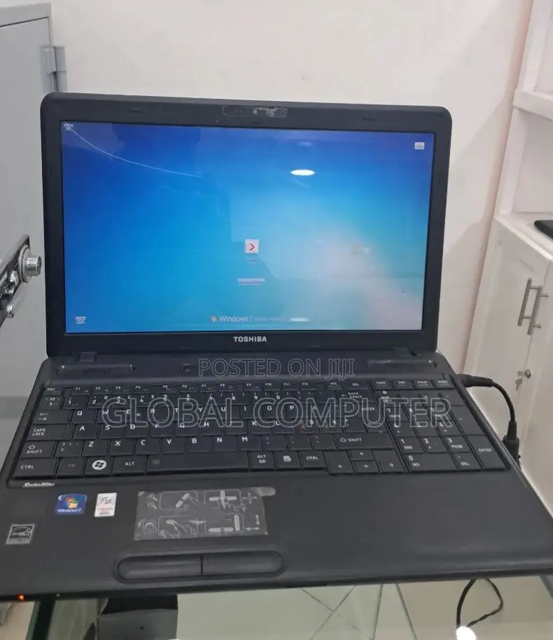 New Laptop Toshiba Satellite C850 4GB Intel Core i5 HDD 320GB
