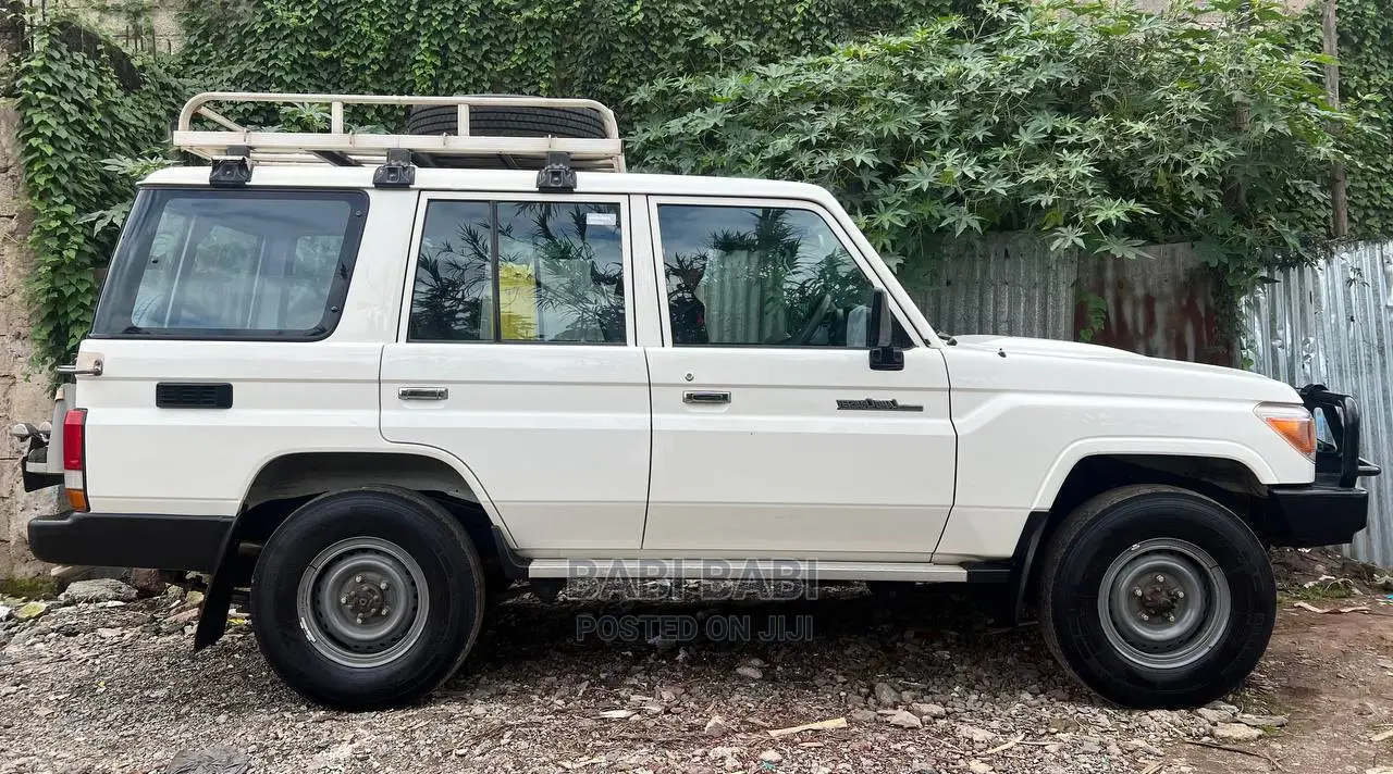Toyota Land Cruiser 2016 White