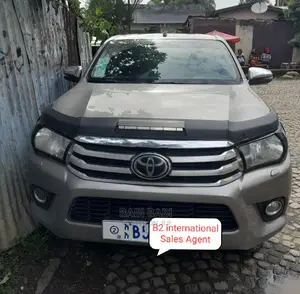 Photo - Toyota Hilux 2019 Gold