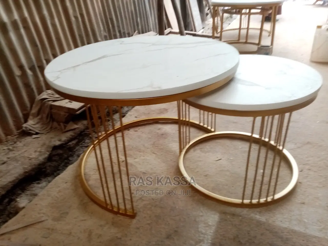 ጠረጴዛ በብረት የተሰራ አናቱ ላሚኔት