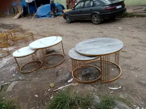 ጠረጴዛ በብረት የተሰራ አናቱ ላሚኔት