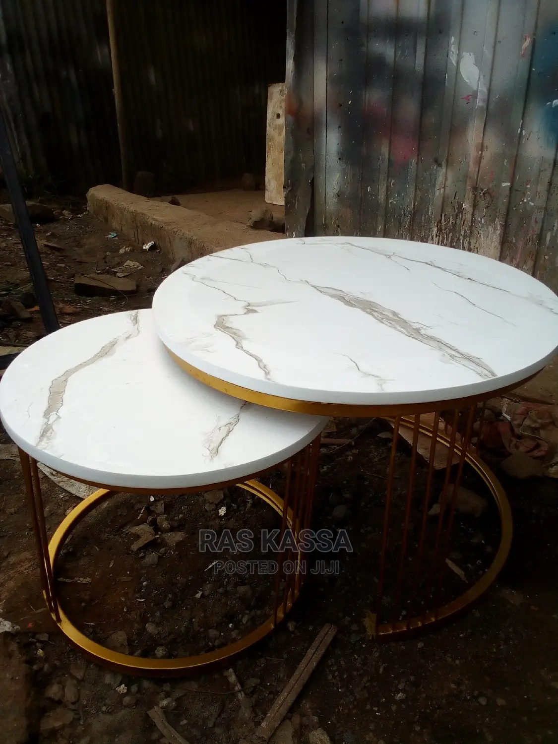 ጠረጴዛ በብረት የተሰራ አናቱ ላሚኔት