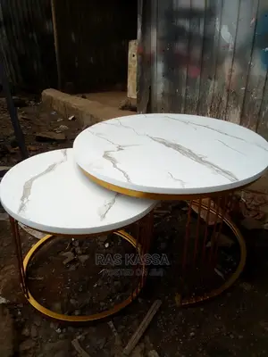 ጠረጴዛ በብረት የተሰራ አናቱ ላሚኔት