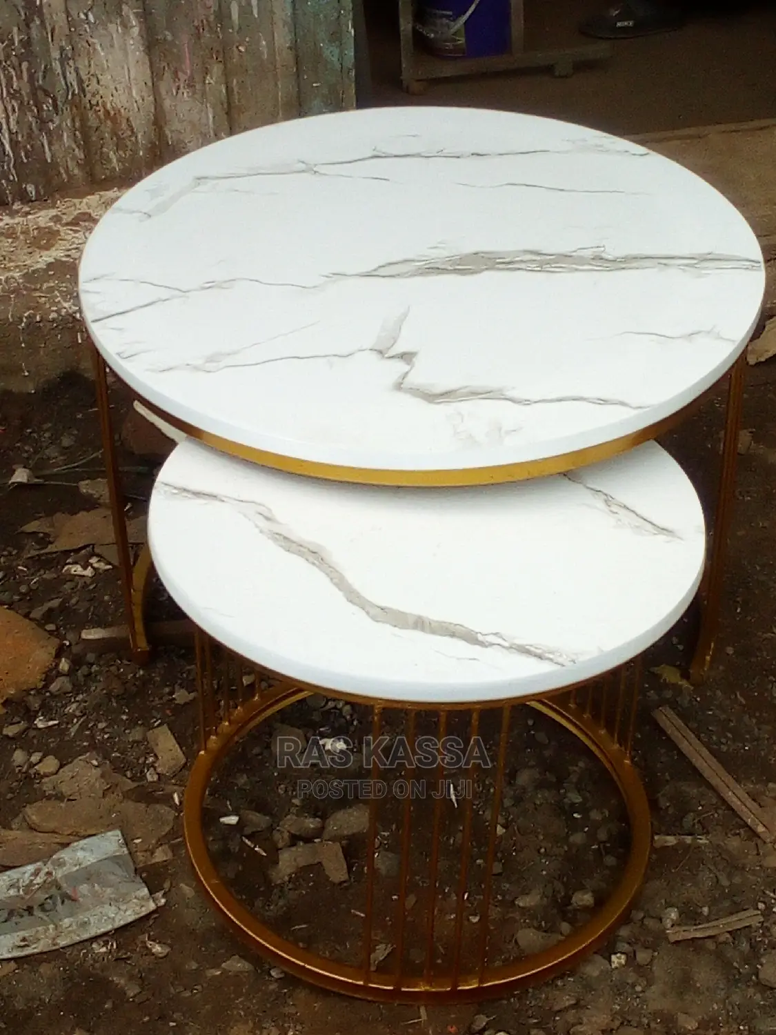 ጠረጴዛ በብረት የተሰራ አናቱ ላሚኔት