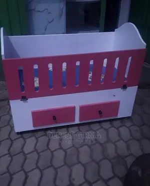 የልጅ አልጋ ከነፍራሹ