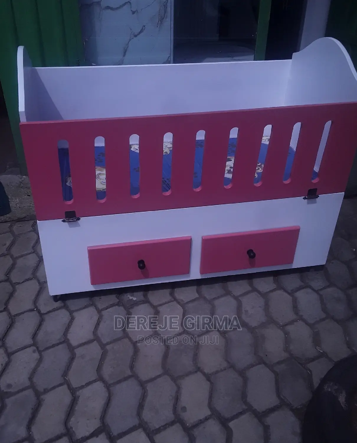 የልጅ አልጋ ከነፍራሹ