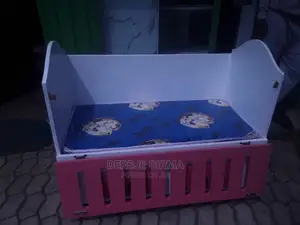 የልጅ አልጋ ከነፍራሹ