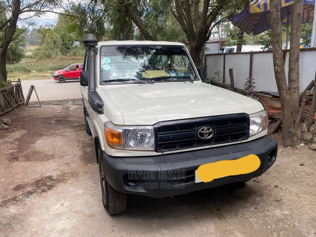 Toyota Land Cruiser 2017 White