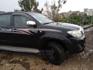 Photo - Toyota Hilux 2010 Black