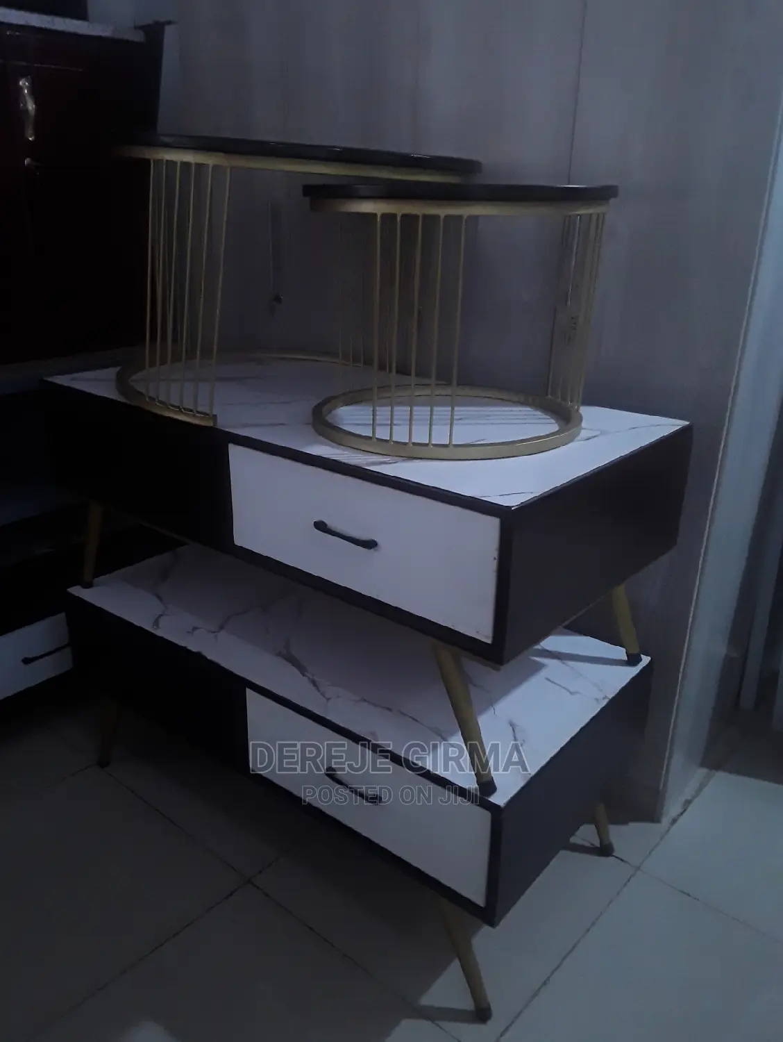 የሰፋ መሀል ጠረጴዛ