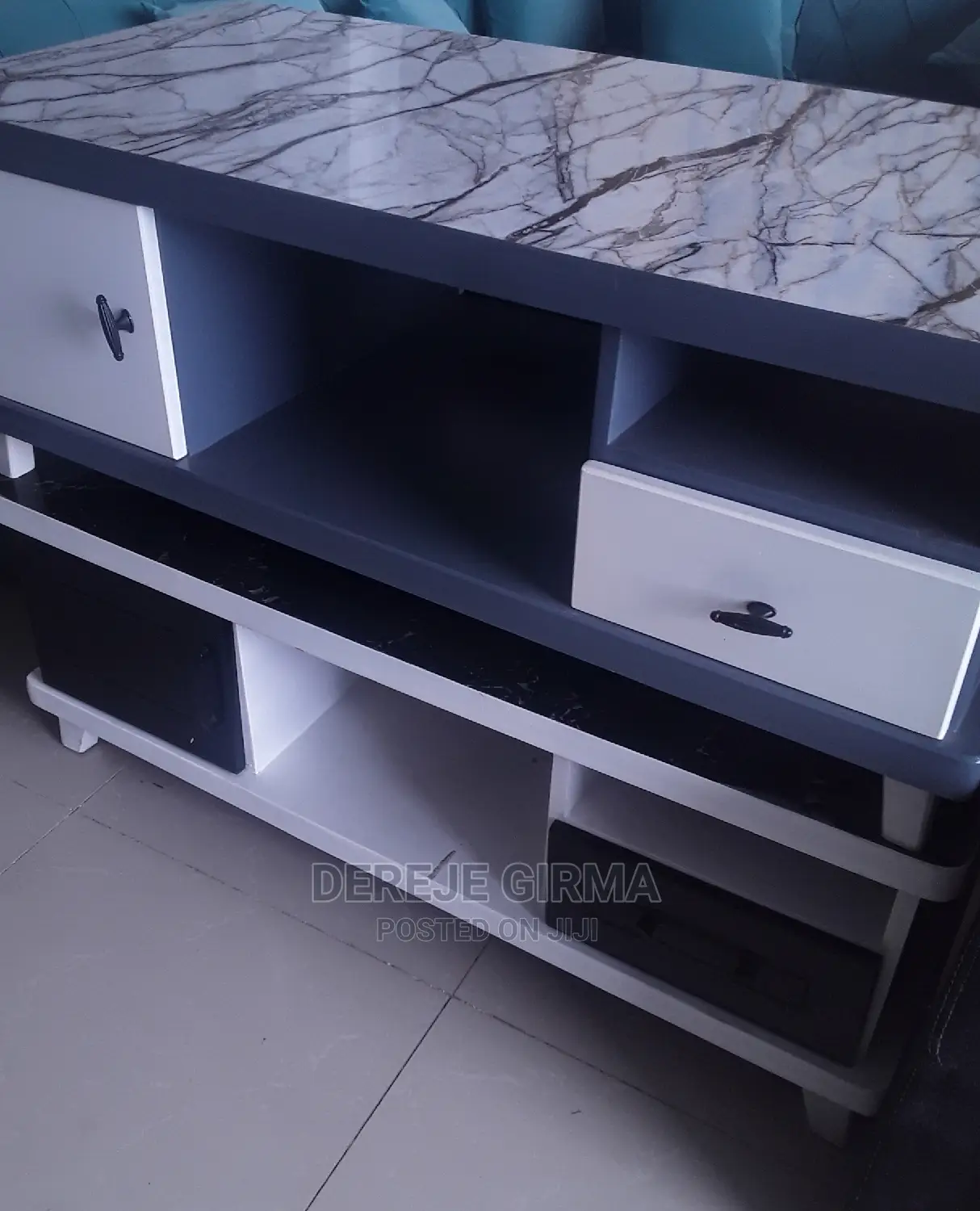 የሰፋ መሀል ጠረጴዛ