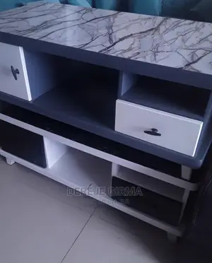 የሰፋ መሀል ጠረጴዛ