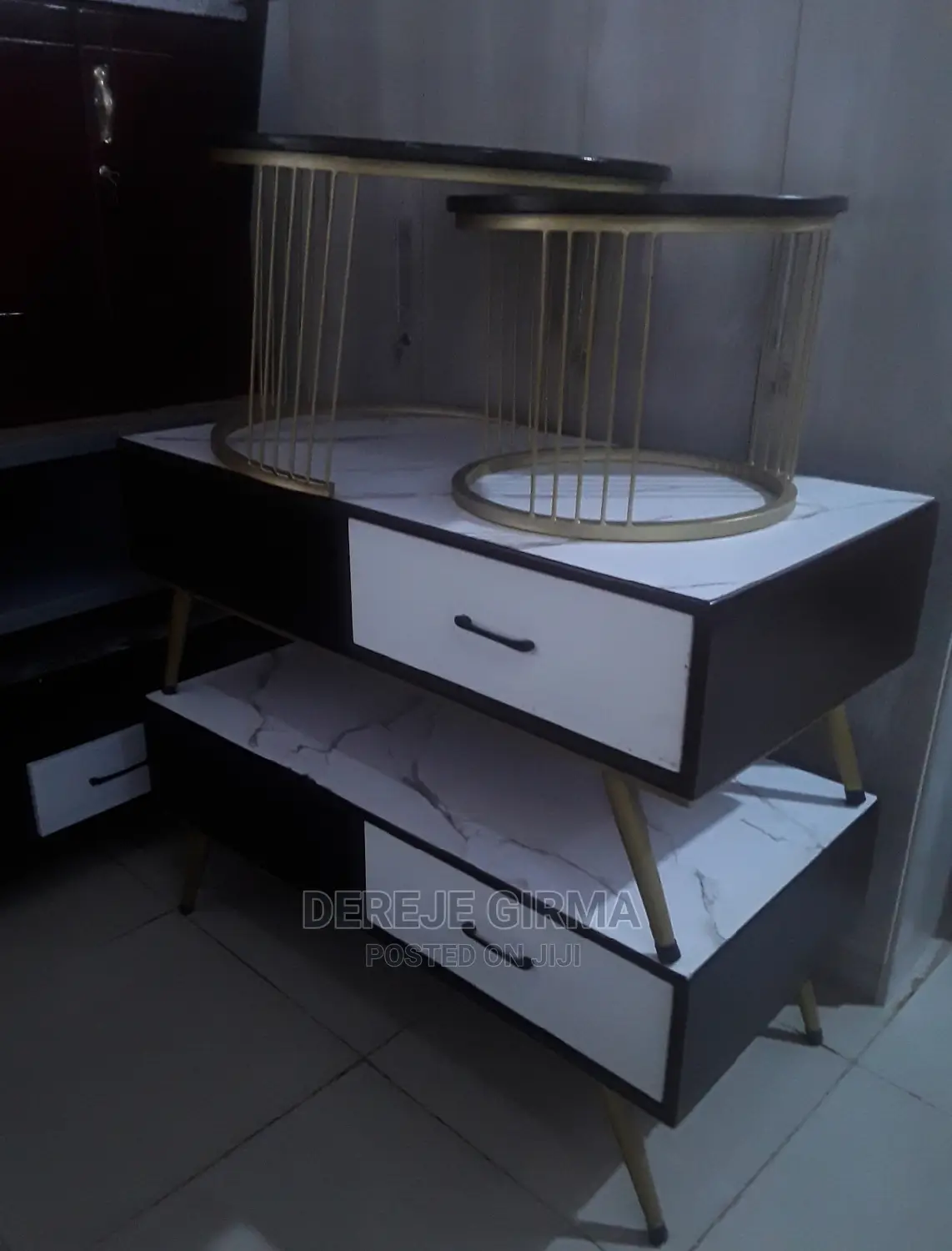 የሰፋ መሀል ጠረጴዛ