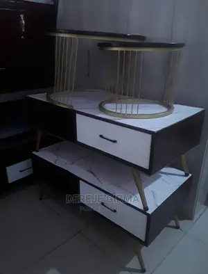 የሰፋ መሀል ጠረጴዛ