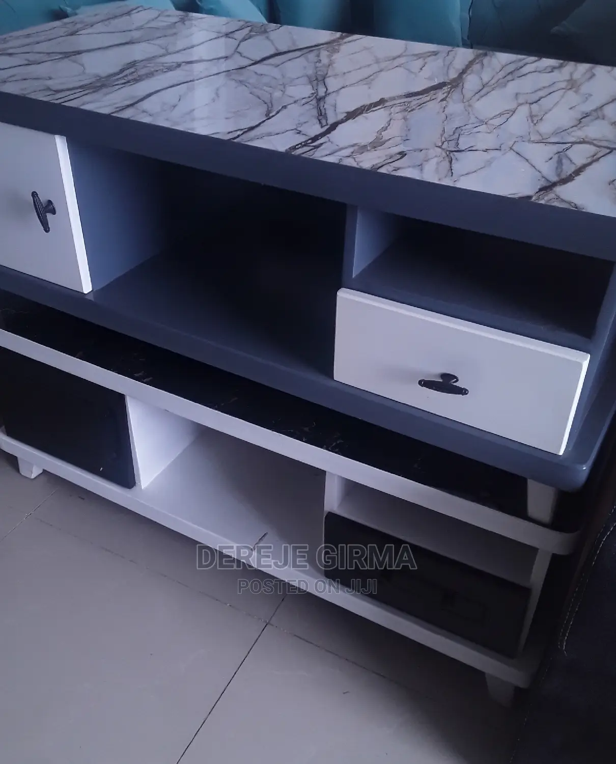 የሰፋ መሀል ጠረጴዛ