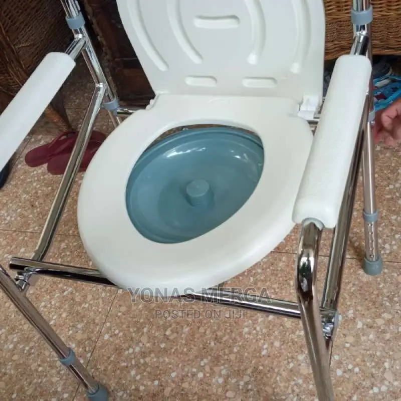 Kursi Toilet Comode Chair / Roda / Karet -