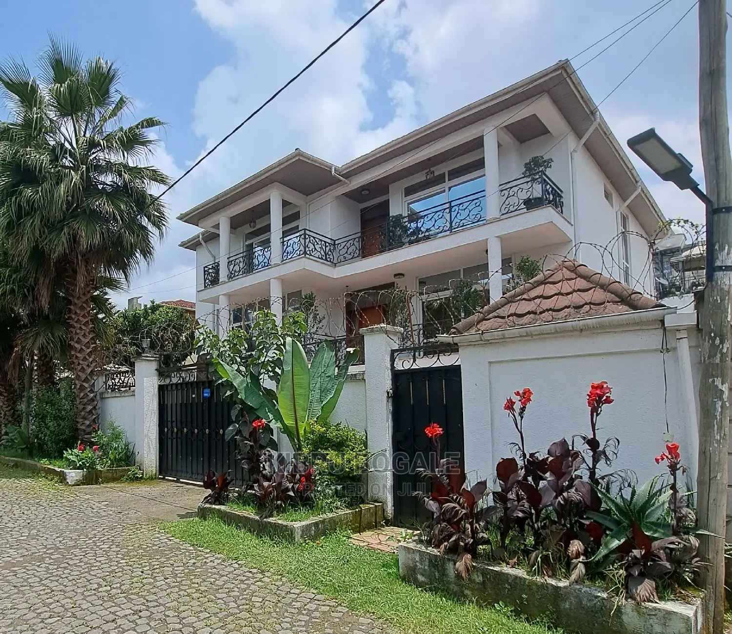 8bdrm House in Ayat, Bole for sale