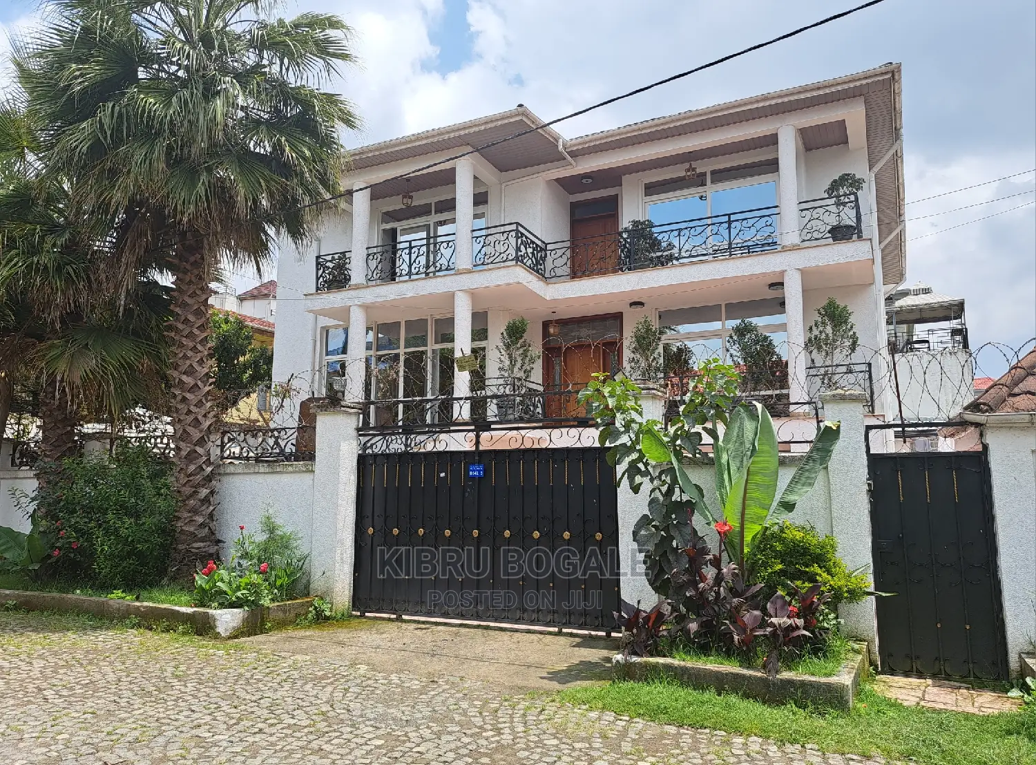 8bdrm House in Ayat, Bole for sale